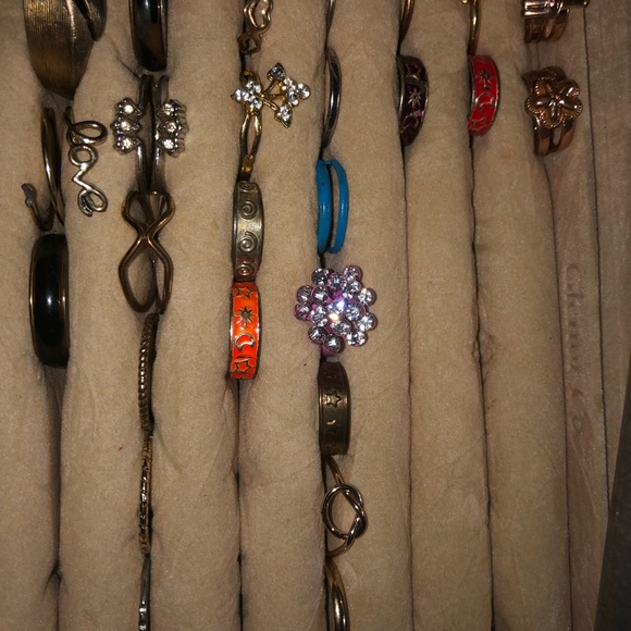 30 rings, included are some adjustable toe ring type - Picture 3 of 5